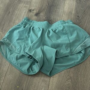 Lululemon hottie hot shorts size 4 low rise 2.5 inch